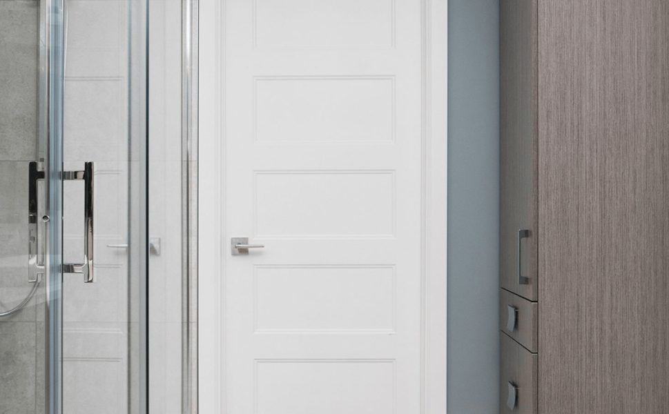 Porte blanche moderne avec moulures dans une salle de bain contemporaine