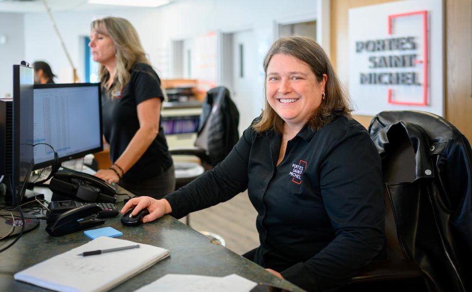 Portes Saint-Michel customer service advisor smiling at the office