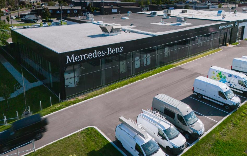 Concession Mercedes-Benz Centre du camion avec véhicules utilitaires stationnés