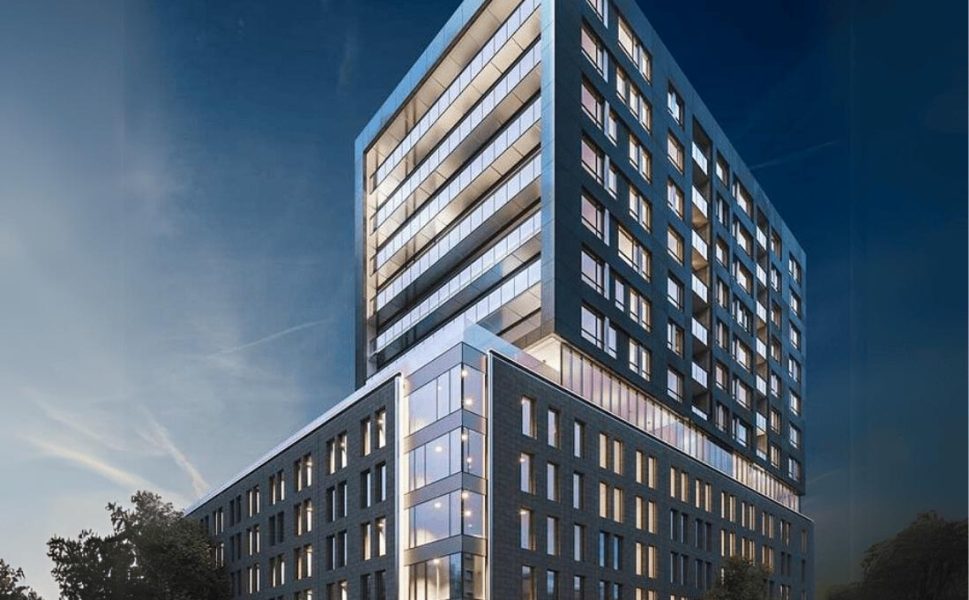 Immeuble résidentiel moderne à Montréal illuminé de nuit avec façade vitrée et design contemporain