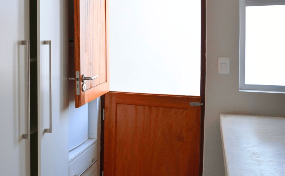 Porte battante hollandaise en bois pour intérieur moderne avec ouverture indépendante des panneaux