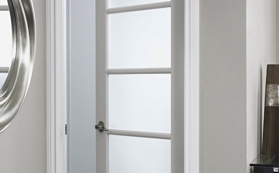 Porte intérieure blanche avec panneaux de verre givré moderne