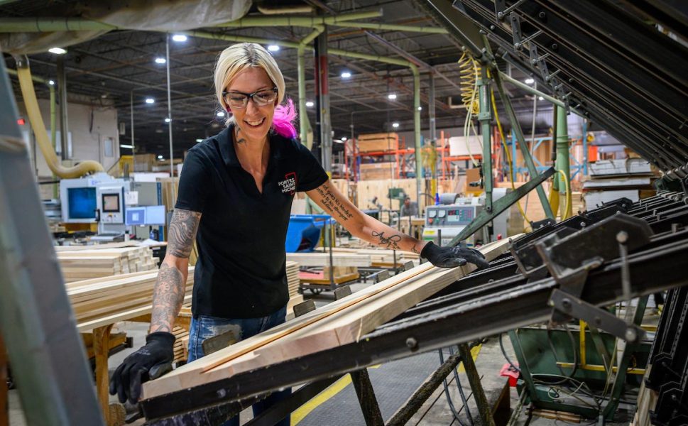 Employée Portes Saint-Michel travaillant à la fabrication de portes en bois dans l’usine