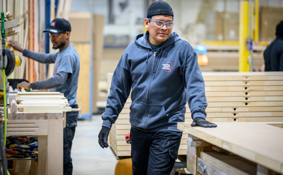 Ouvriers de Portes Saint-Michel en production dans l’usine de fabrication de portes intérieures