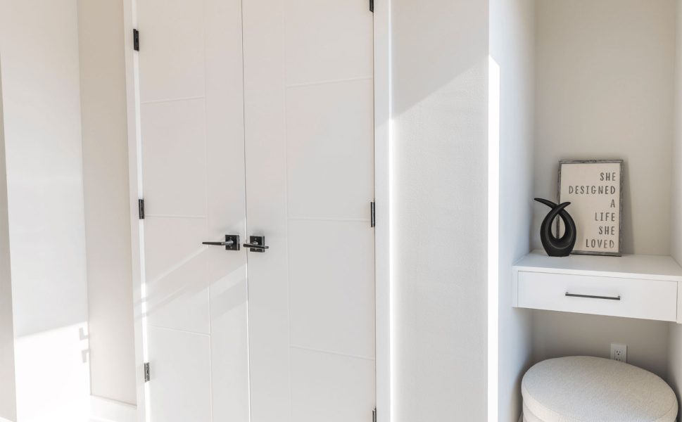 Porte intérieure double blanche moderne avec poignées noires design contemporain