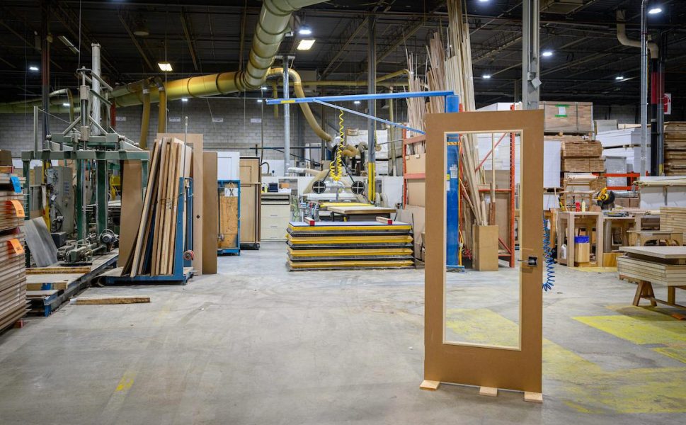 Porte intérieure en cours de fabrication dans l’usine Portes Saint-Michel