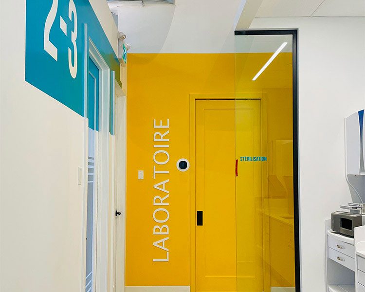 Porte de laboratoire jaune moderne avec inscription stérilisation dans une clinique dentaire