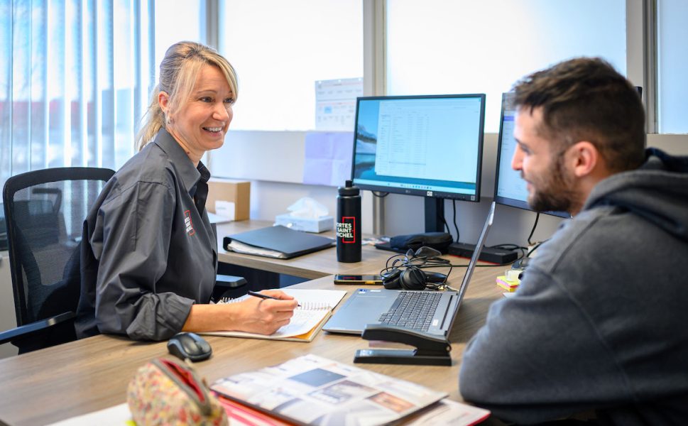 Portes Saint-Michel advisor meeting with a customer in office for door project consultation