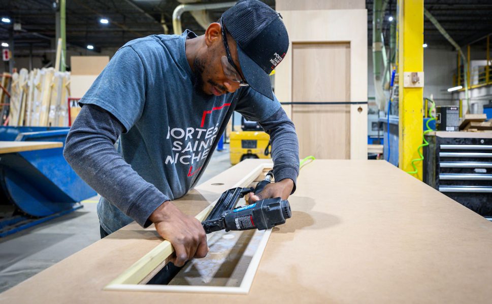 Portes Saint-Michel worker assembling and manufacturing an interior door in the factory